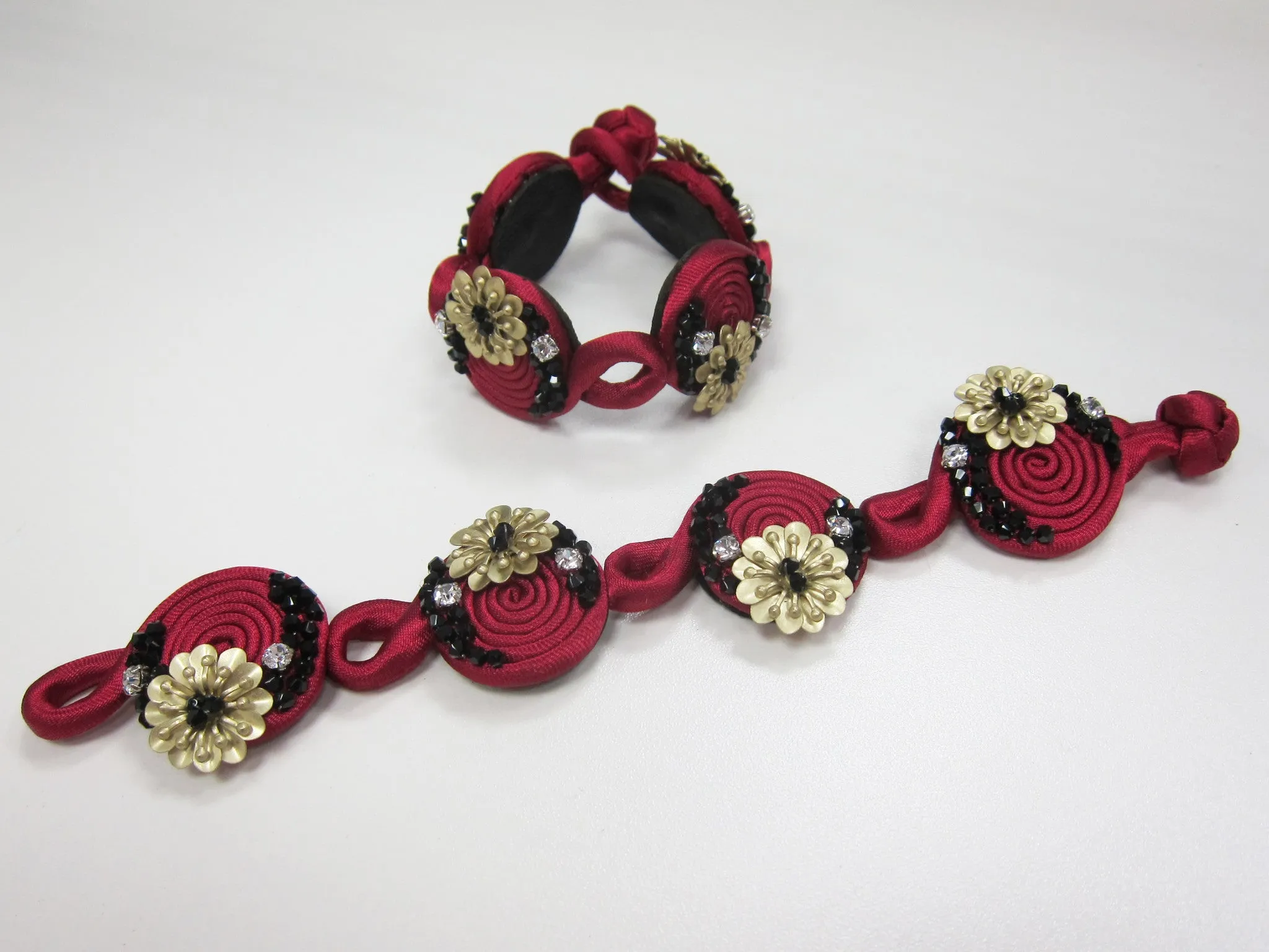 Handmade Red Metallic Floral Round Shape Bracelet