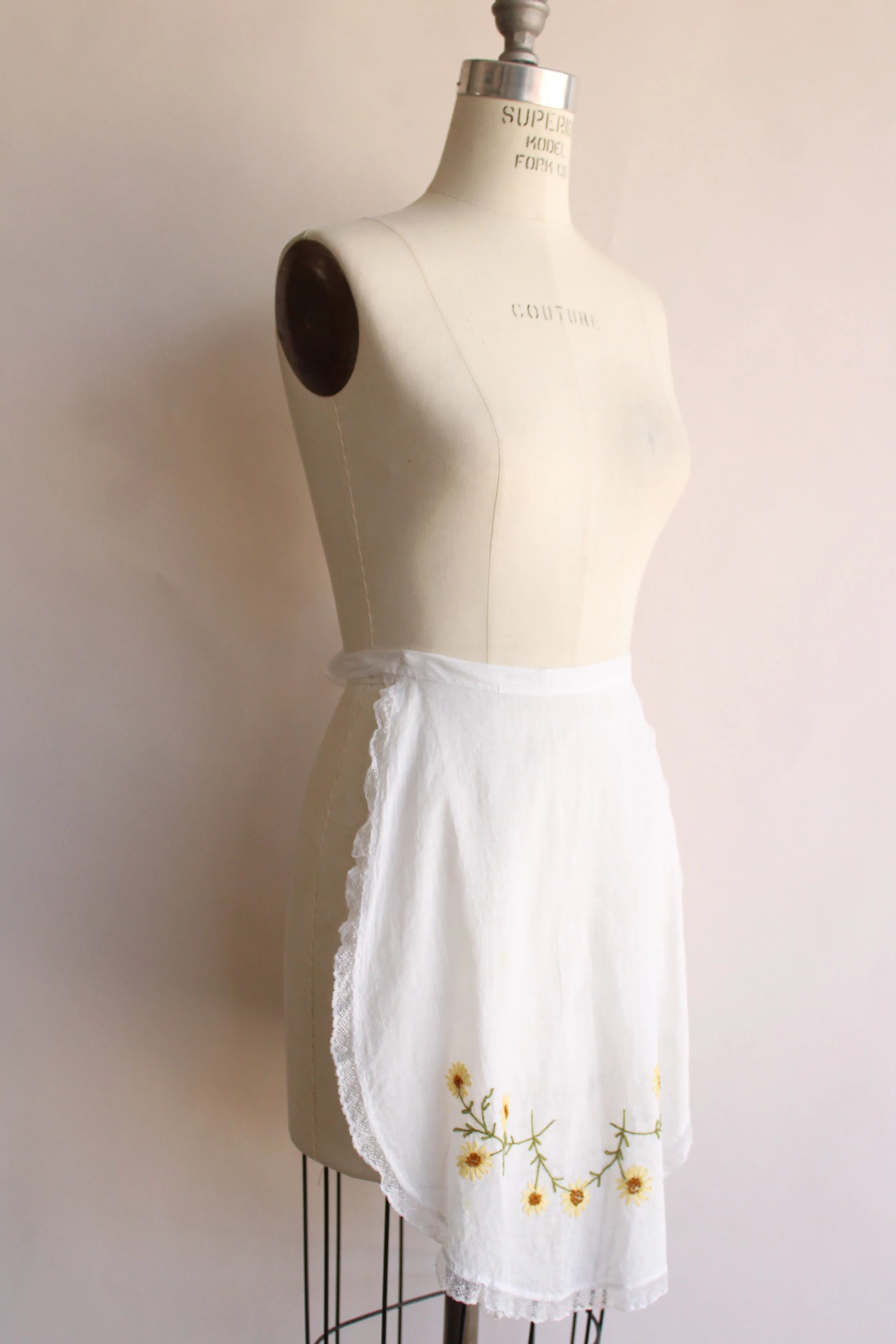 Vintage 1930s 1940s Daisy Embroidered Apron