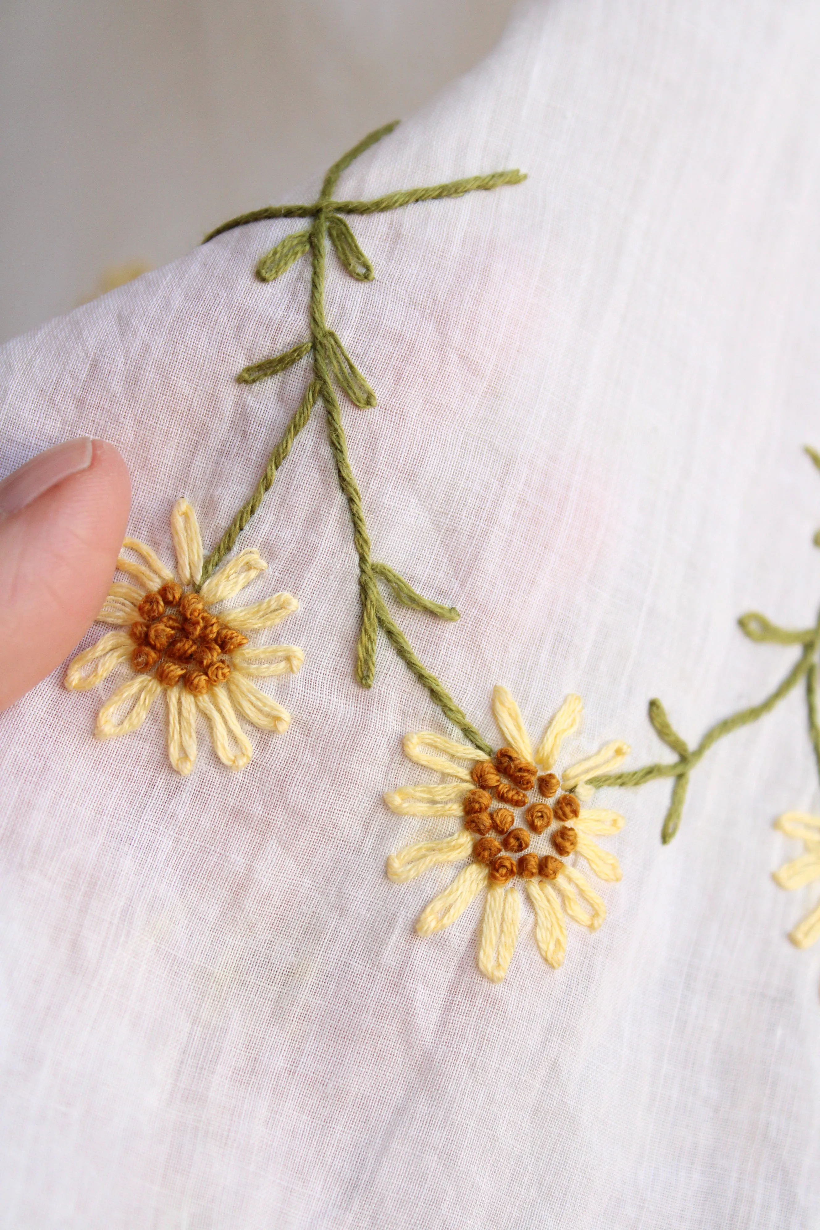 Vintage 1930s 1940s Daisy Embroidered Apron