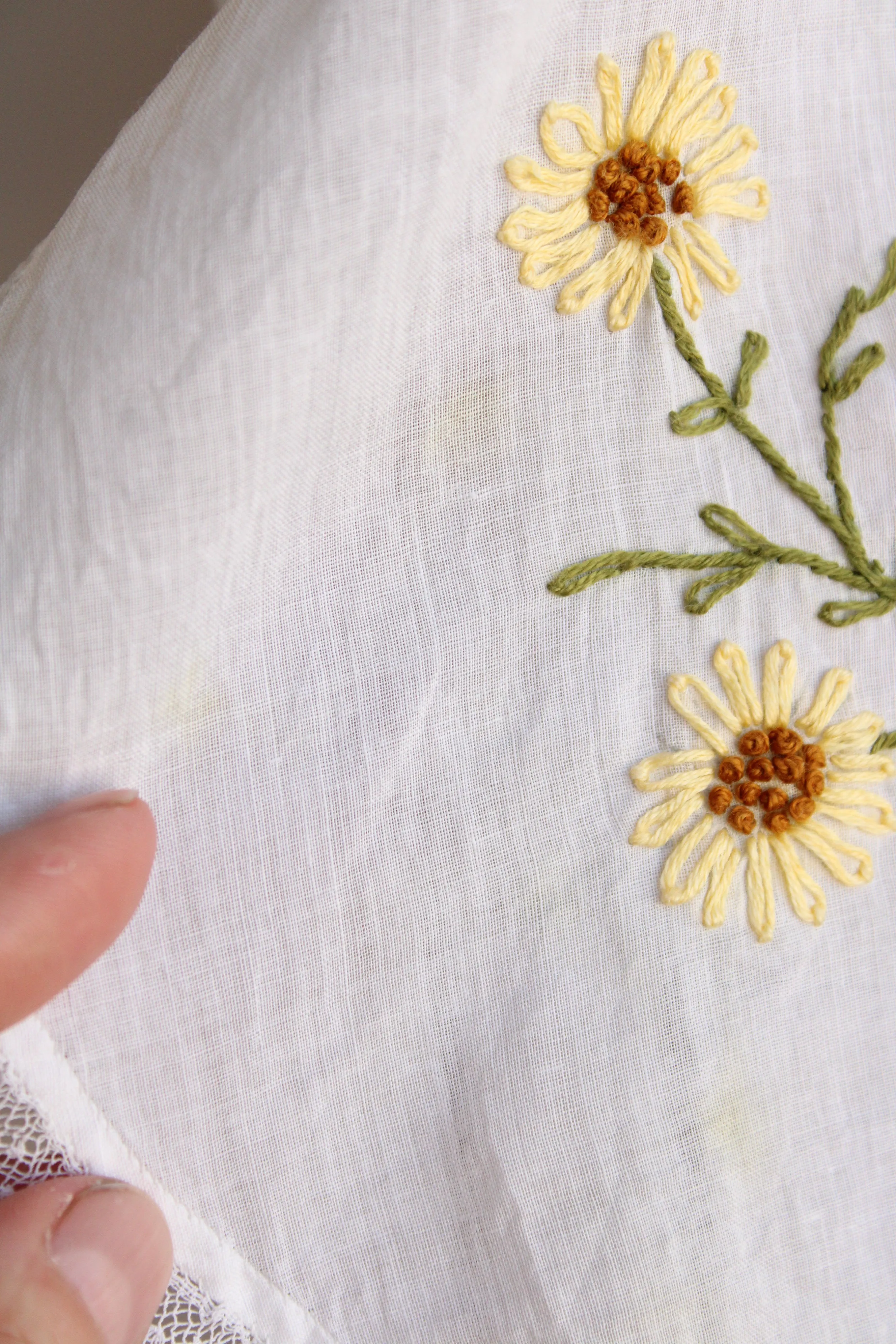 Vintage 1930s 1940s Daisy Embroidered Apron