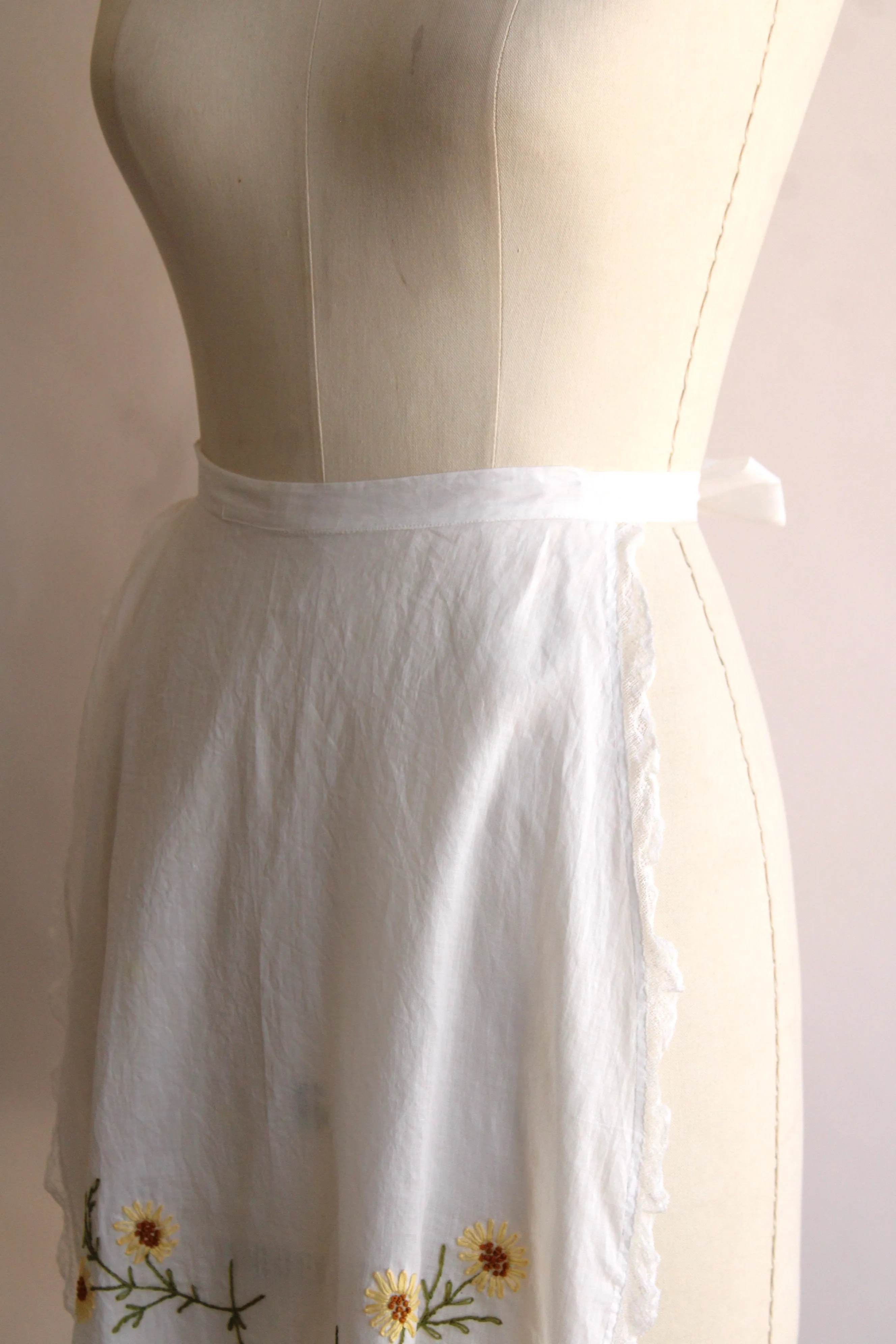 Vintage 1930s 1940s Daisy Embroidered Apron