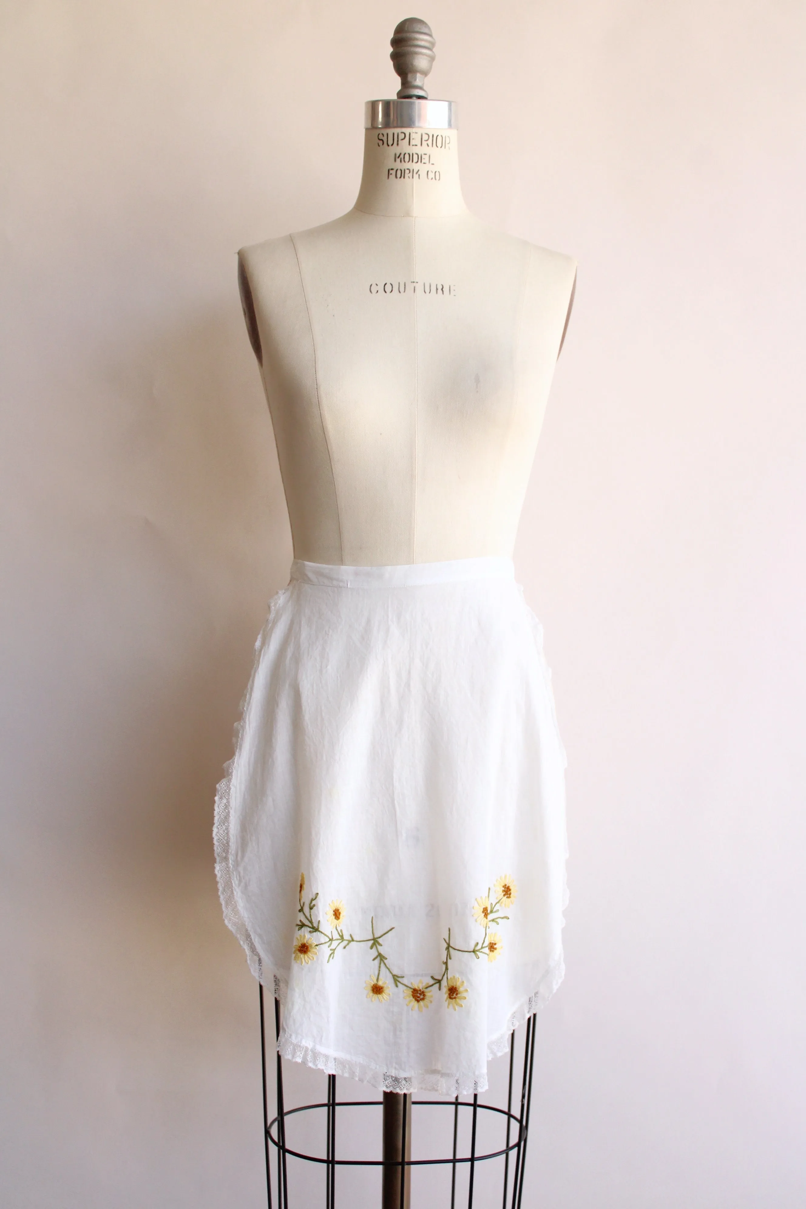 Vintage 1930s 1940s Daisy Embroidered Apron