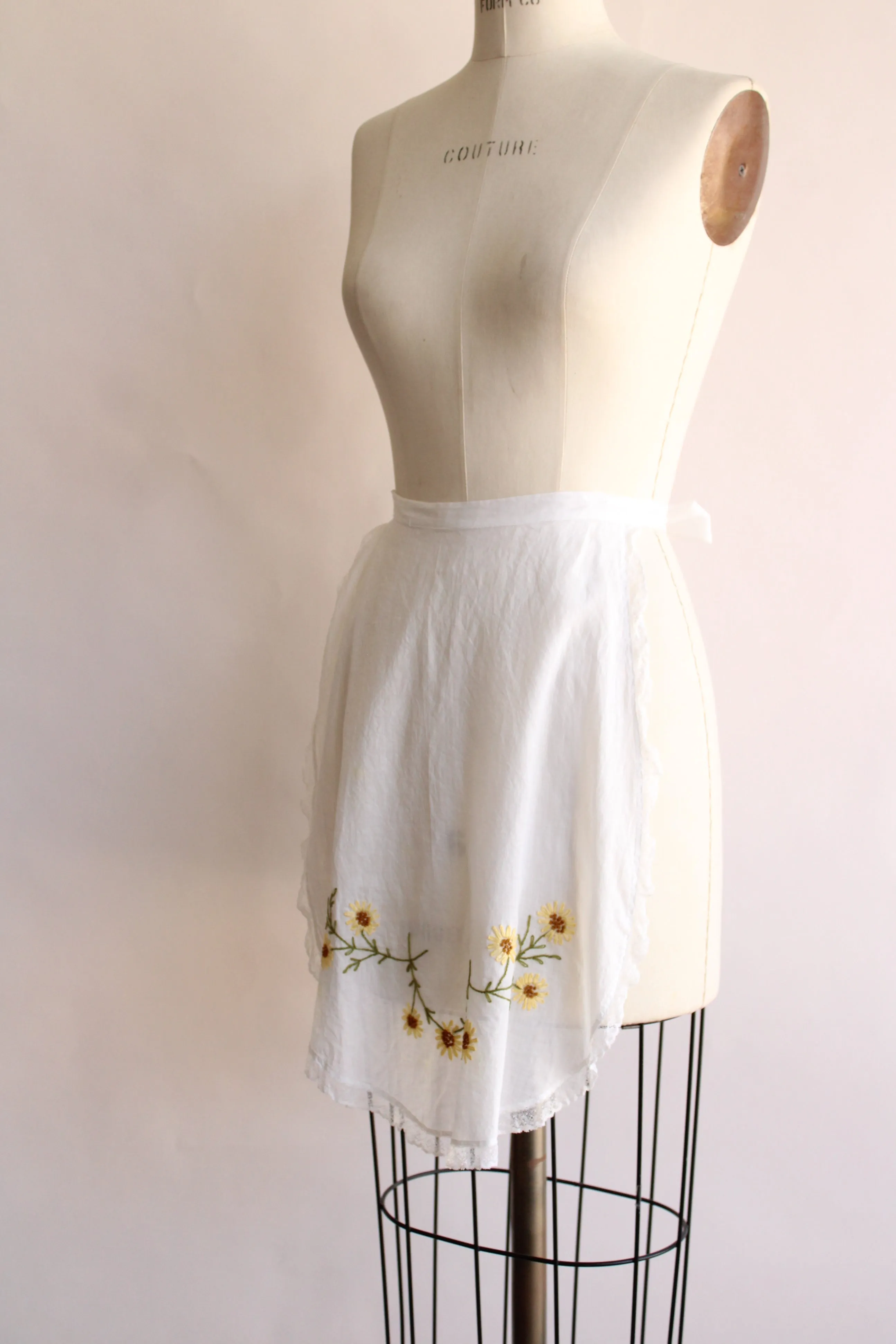 Vintage 1930s 1940s Daisy Embroidered Apron